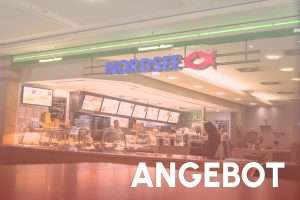 Bild mit rotem Verlauf und dem Text „Angebot" unten rechts. Im Hintergrund sieht man die Außenansicht vom Nordsee Laden